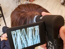 フロー(floww)の雰囲気（スコープを用いて現在の頭皮環境をご説明、頭皮ケアもご提案。）