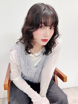 ホロ(hollo) ミディアムレイヤーカットパーマウルフ黒髪ニュアンスウェーブ