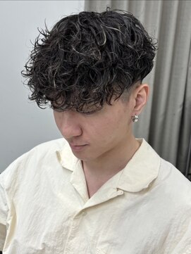 イーラ(era) スペインカールスパイラルパーマ刈り上げ眉毛前下がり