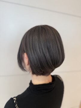 ヘアメイクアン(Hair Make Une) ハイトーン・ダブルカラーで透け感あるグレージュカラー