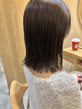 外ハネミディアムオリーブグレージュハイライト【佐藤和弥】