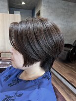アンドブルー(and BLUE)&nbsp;伊勢崎 多毛・硬毛の縦長ショートボブ