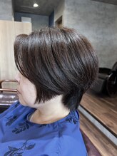 アンドブルー(and BLUE)&nbsp;伊勢崎 多毛・硬毛の縦長ショートボブ
