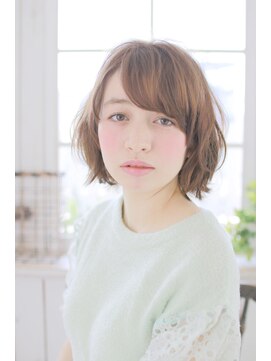 トランクイル サフリック(TRAN9UIL safric) 20代・30代・40代　以外に引き立つ！こなれ地味ボブ