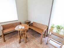 待合　木の温もりある空間にしています。