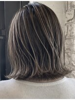 ロア 江坂(LOA)&nbsp;透明感たっぷりの白髪ぼかしハイライトボブ
