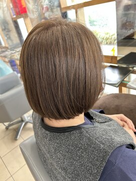 スタジオ アルファプラス 日暮里店(studio α+) ステップボーンカットカットボブショートハイライト白髪ぼかし