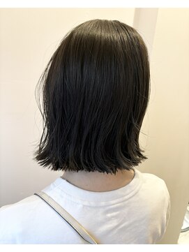 トレパルッキエーレ(tre parrucchiere) ［-tre-］切りっぱなしボブ×オリーブカラー　20代/30代/40代