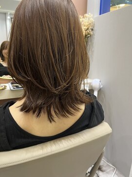 アオ 花咲町(a-o) 柔らかい外ハネミディアムレイヤー♪