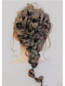 ランプヘアー(LAMP HAIR) グレージュ大人可愛いヘアセット編みおろし華やかアレンジ