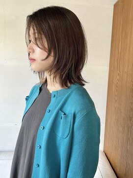 タヴィ(Tavi) 前髪長めのフェイスレイヤー/ナチュラルウルフ/くびれヘア