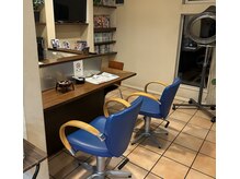 コンセプトフリッシュ(concept FRISCH)の雰囲気（待合スペースもございます。雑誌など各種そろえております。）