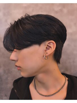 エイル 北堀江(Eir) ブルーブラック カルマ センターパート 前下がり 毛流れ