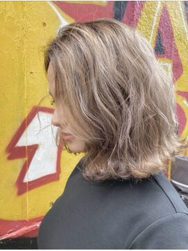 kotona【コトナ】 バレイヤージュくすみベージュカラータッセルボブブリーチカラー