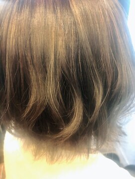 ヘアサロンM 新宿 細めハイライトでさりげなくアッシュベージュ