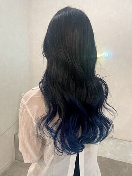 ニィ(2iee.) グラデーションブルーカラー