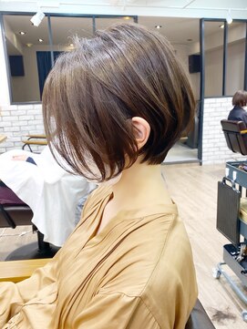 アヴァロン(AVALON) 大人ショートボブ、白髪ぼかしハイライト、丸みくびれ【BISA】
