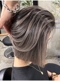 レイヤーボブハイライトブリーチレイヤーハイトーングレージュ