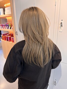 シダ(sida SAIIN) 20代30代レイヤーセミロングブリーチベージュ