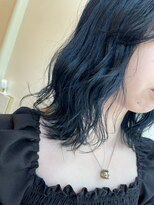 エンレイ(enRei)&nbsp;暗髪グリーンブルーアッシュゆるふわウェーブ耳かけ小顔ミディ