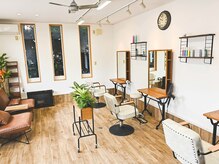 木の温もりを感じられるアットホームな店内でゆっくりなひと時を