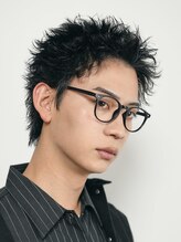 《*スパイキーパーマ*》抜け感のある短髪で、男らしい印象に＊シンプルな服装にもアクセントを＊[メンズ]