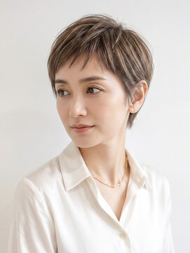 シオミエイチ 垂水(shiomi H) 横顔まで美しく整う、上品で洗練された大人のピクシーショート