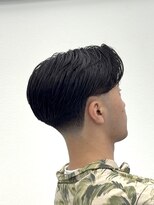 トウキョウクラシックバーバータウン 東京蔵式理髪処(TOKYO CLASSIC BARBER TOWN)&nbsp;毛流れセンターパートテーパーフェード