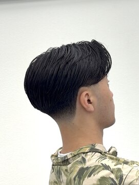 トウキョウ クラシック バーバー タウン(TOKYO CLASSIC BARBER TOWN) 毛流れセンターパートテーパーフェード