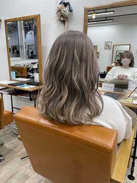 ルチナ 秦野(Lucina) シルバーベージュ/ホワイトベージュ/ダブルカラー/セミロング