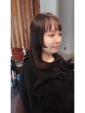 トナリ(tonari) 顔周りがかわいいミディアムヘア