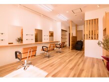 明るい店内です♪髪と頭皮に優しい薬剤を使用してます。