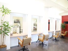 ヘアーネイル パーク(hair×nail Park)の雰囲気（日当たりが良く、観葉植物もありリラックスできる空間になります）