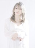 セミロングレイヤー/ハイトーン/シルバーカラー/ホワイトカラー