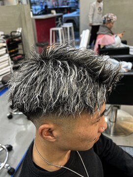 ダズルヘアラッシュ(DAZZLE hair RUSH) 束感縦落ちツイストパーマ×ホワイトハイライト×スキンフェード