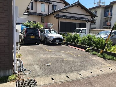 店隣の1台分、車の前に停めていただいて構いません。