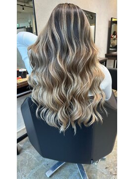 メリー オオサカ(Merly Osaka) 迫力満点の巻きバレイヤージュ