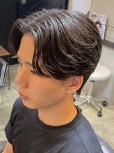 ジュンヌオム リンカラン(Jeune Homme LINGKARAN) センターパート×縮毛矯正