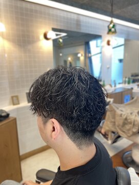 ゼロスバーバー(0's BARBER SHOP) 20代30代縦落ちツイスパ◎清潔感センターパート