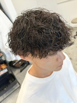 フゥ 宇都宮(FeU) ツイストスパイラルパーマツーブロック刈り上げメンズマッシュ