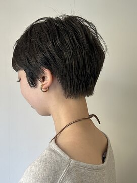 タイトシルエットのハンサムショート