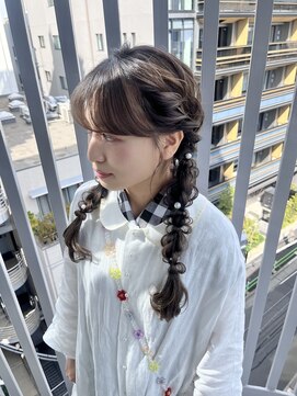 ソノ(sono) 編みおろし ツインヘア ピンクメイク イベントヘア 推し活ヘア