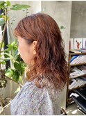 赤髪　オレンジ　パーマ　ウェーブ　ミディアム　セミロング