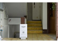 OGWの雰囲気(レトロビル4階。まさに男の隠れ家的バーバー)