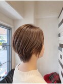 すっきりサイド長めのショートボブ