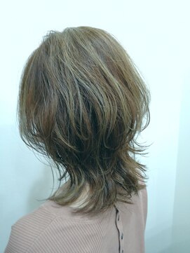 サロン ド パルファン(Salon de Parfum) ミディアムウルフ×パーマ くびれ 外ハネ 20代30代40代