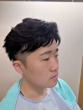 ヴェルデ シンバシ(VERDE SHINBASHI) 小顔補正立体カット アップバング ツーブロ カルマ  フェード