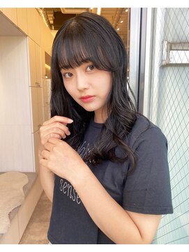 アナ ラーナ(Anna Lanna) ミディアムヘア 段カット 透明感カラー 透け感カラー