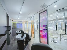 ソース 茨木(SOURCE)の雰囲気（光が差し込む店内◆フルフラットのシャンプー台でリラックス♪）