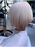 ショートボブ×ホワイトブロンド